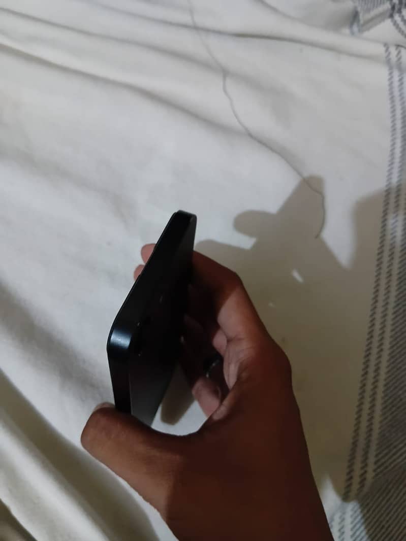 Apple iPhone 16e 9