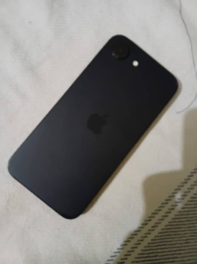 Apple iPhone 16e 10