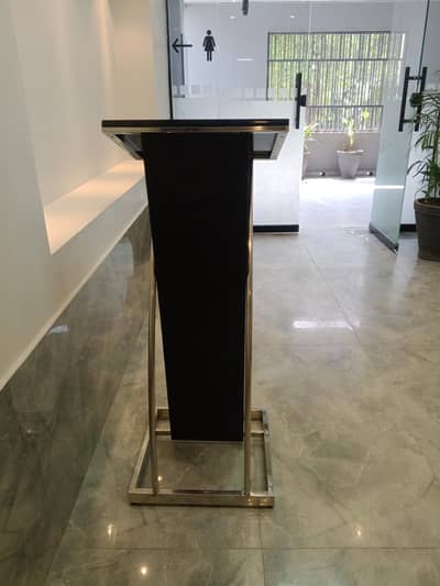 Rostrum in new condition