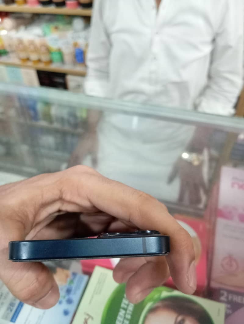 Apple iPhone 13 4