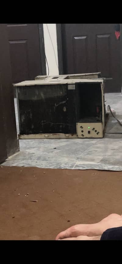 Window A/c old model All Okay