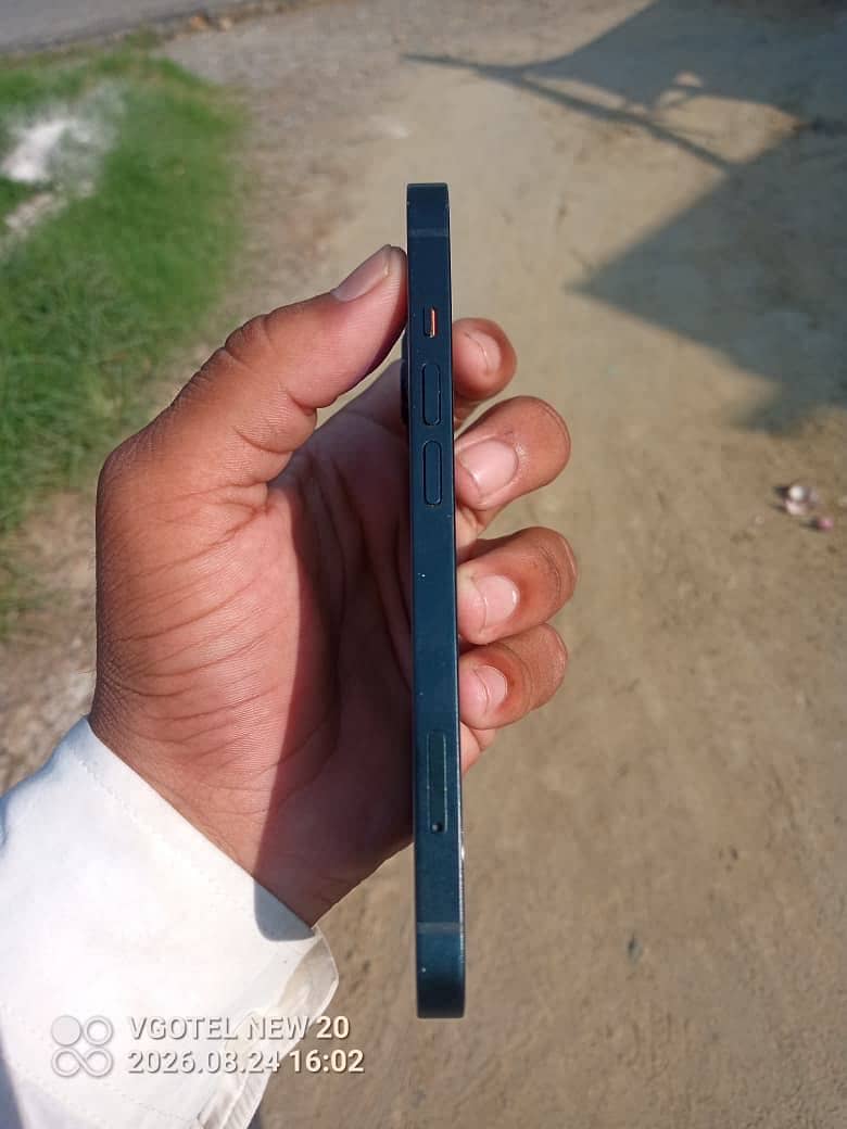 Apple iPhone 13 2
