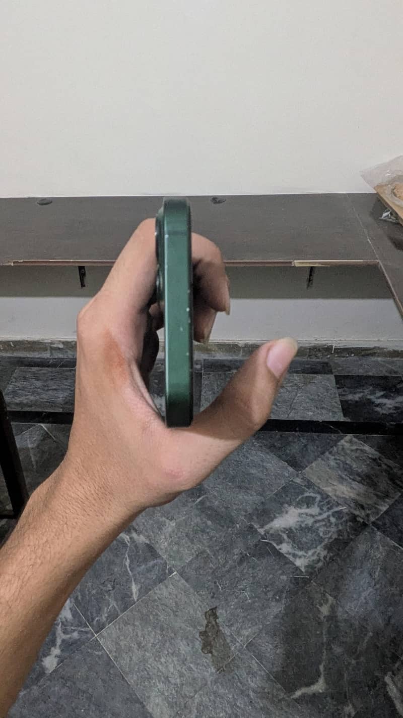 Apple iPhone 13 4