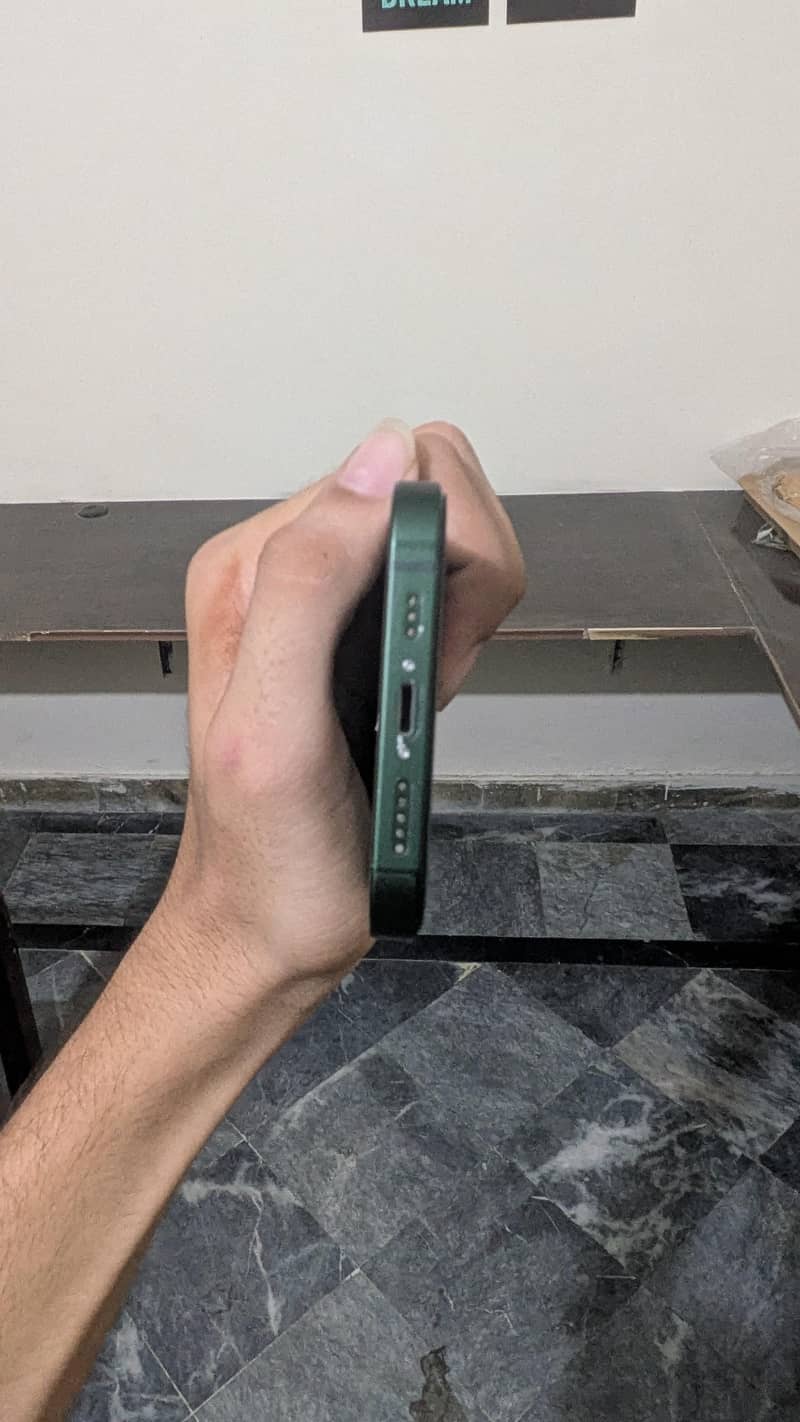 Apple iPhone 13 5