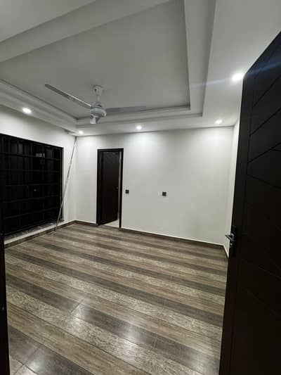 1 BED BRAND NEW FULL LUXURY IDEAL EXCELLENT GOOD FLAT FOR RENT IN BAHRIA TOWN LAHORE