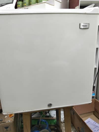 Room refrigerator