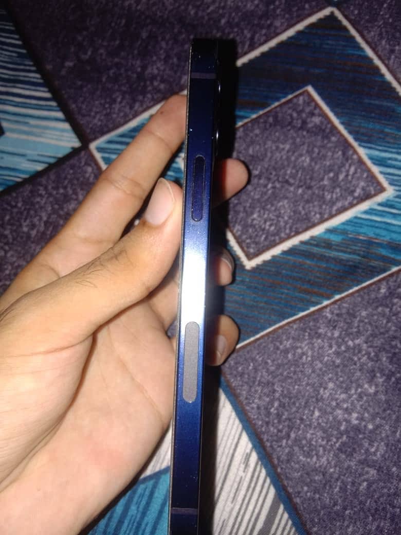 Apple iPhone 12 4