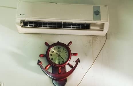 AC Gree 1.5 ton running inner outr 60k Larkana