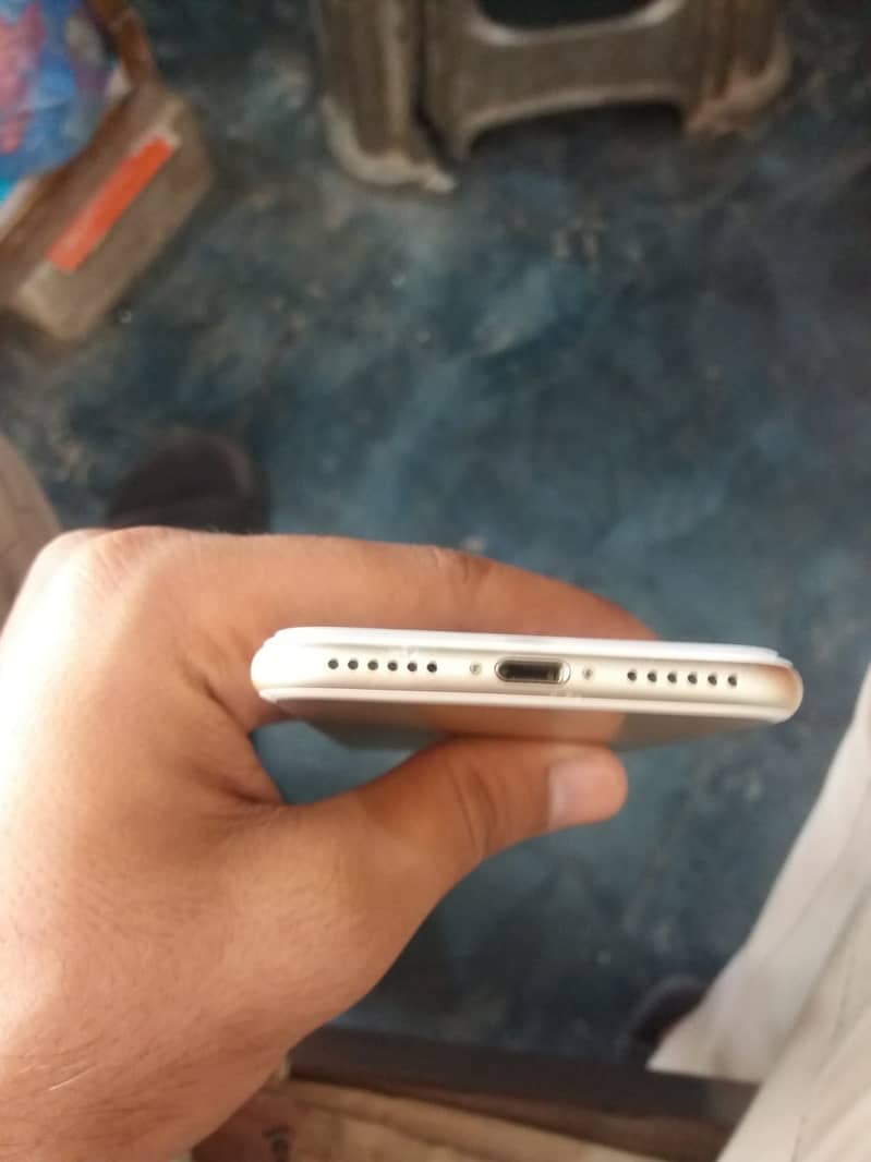 Apple iPhone 7 0