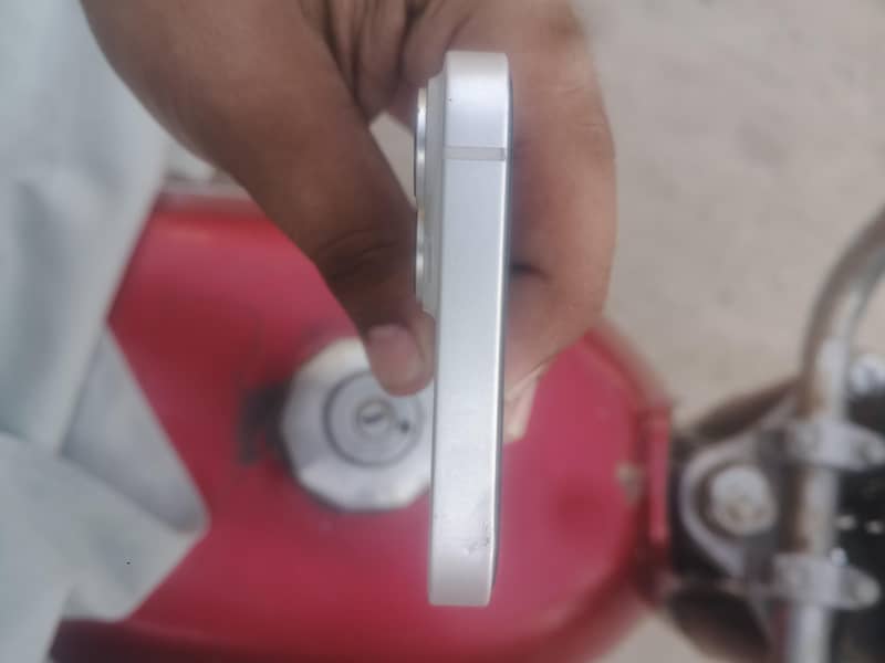 Apple iPhone 14 4