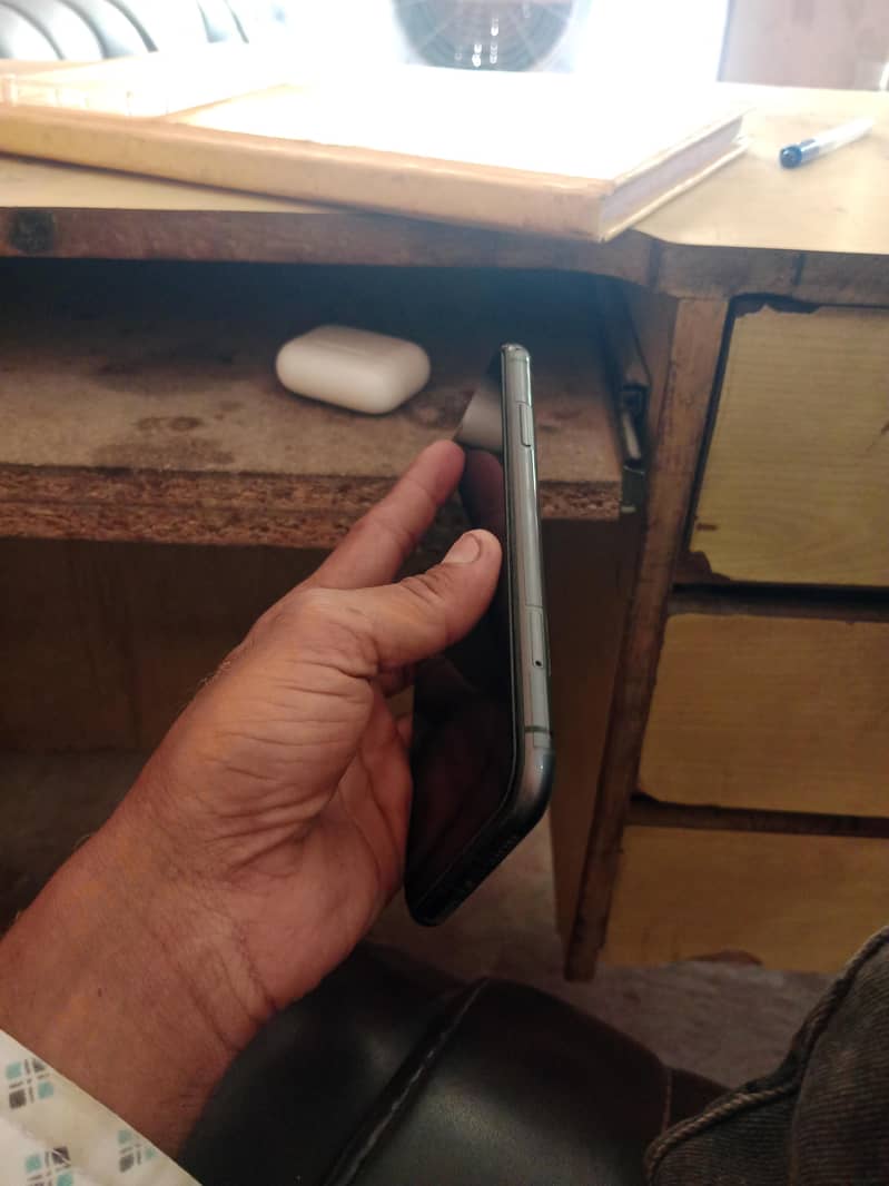 Apple iPhone 11 4