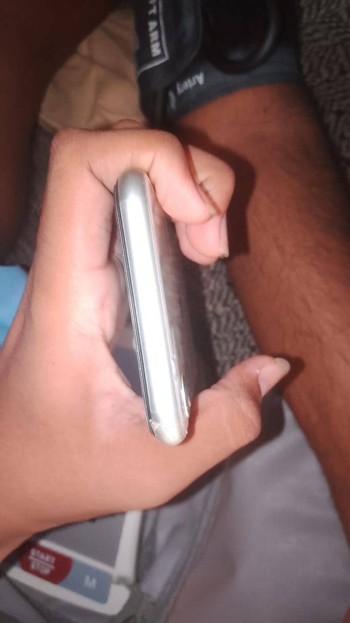 Apple iPhone 11 4