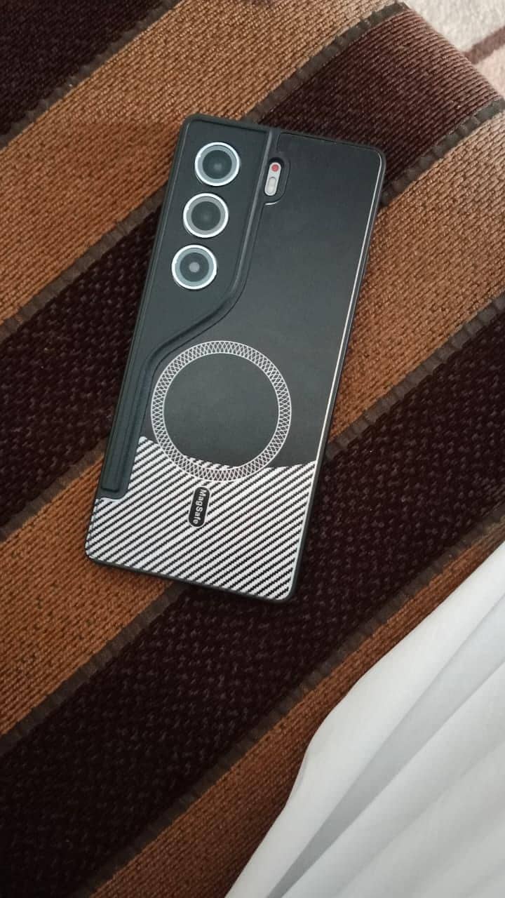 Tecno CAMON 40 Pro 4
