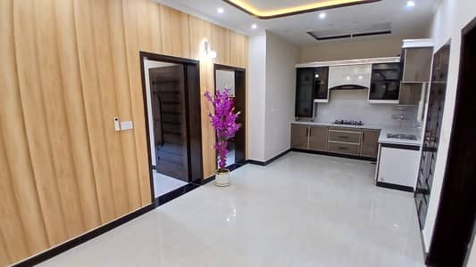 Beutiful House For Sale 5 Marla