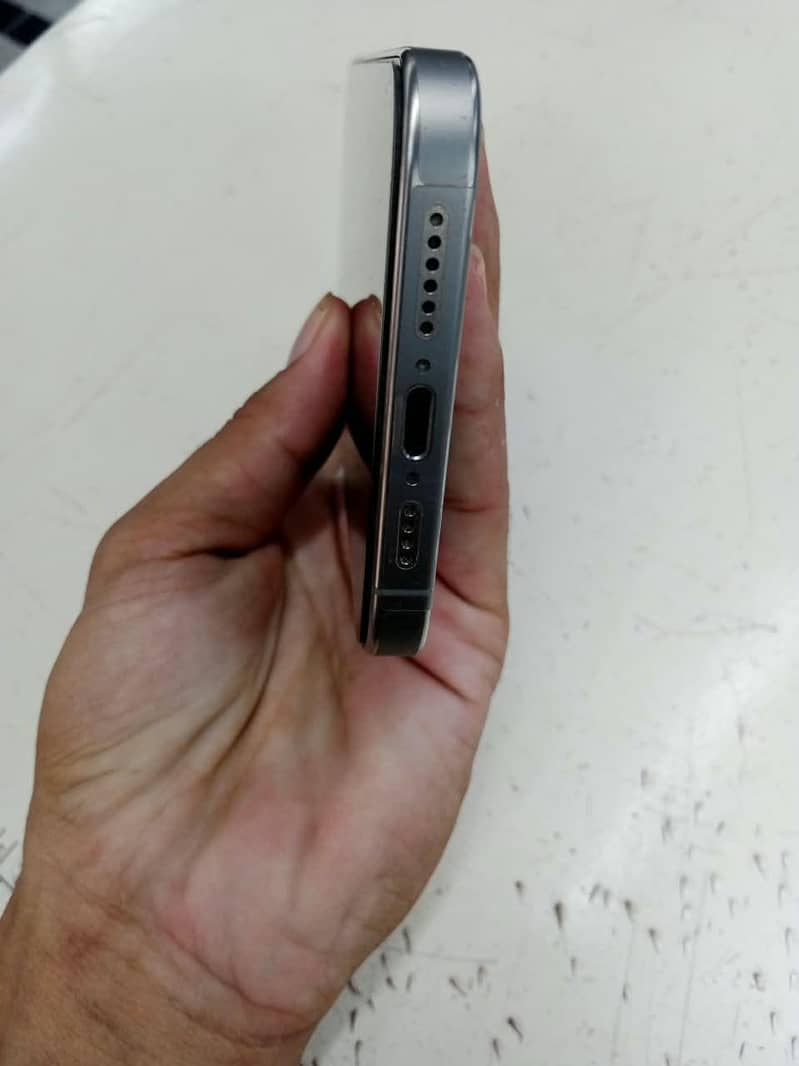 Apple iPhone 15 Pro Max 6