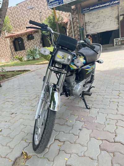 125 Black 2026 model