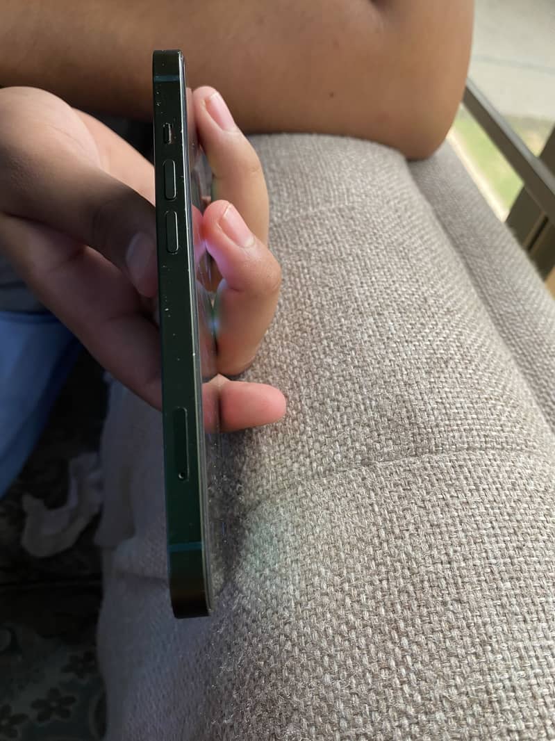 iPhone 13 4