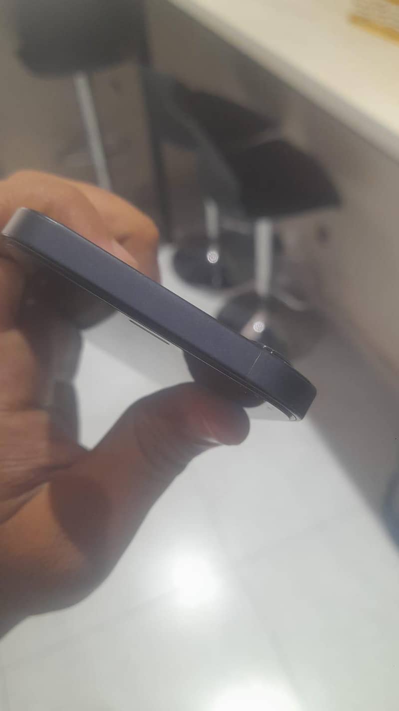 Apple iPhone 12 4