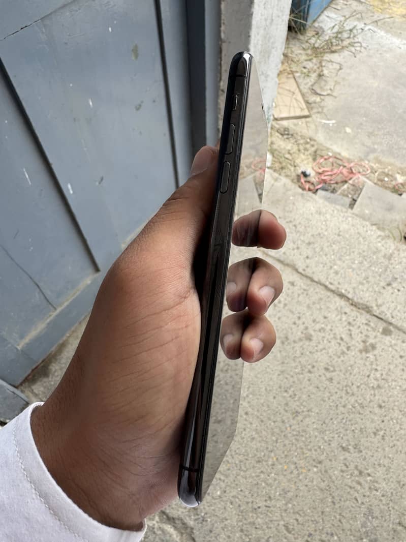 Apple iPhone 11 Pro Max 2