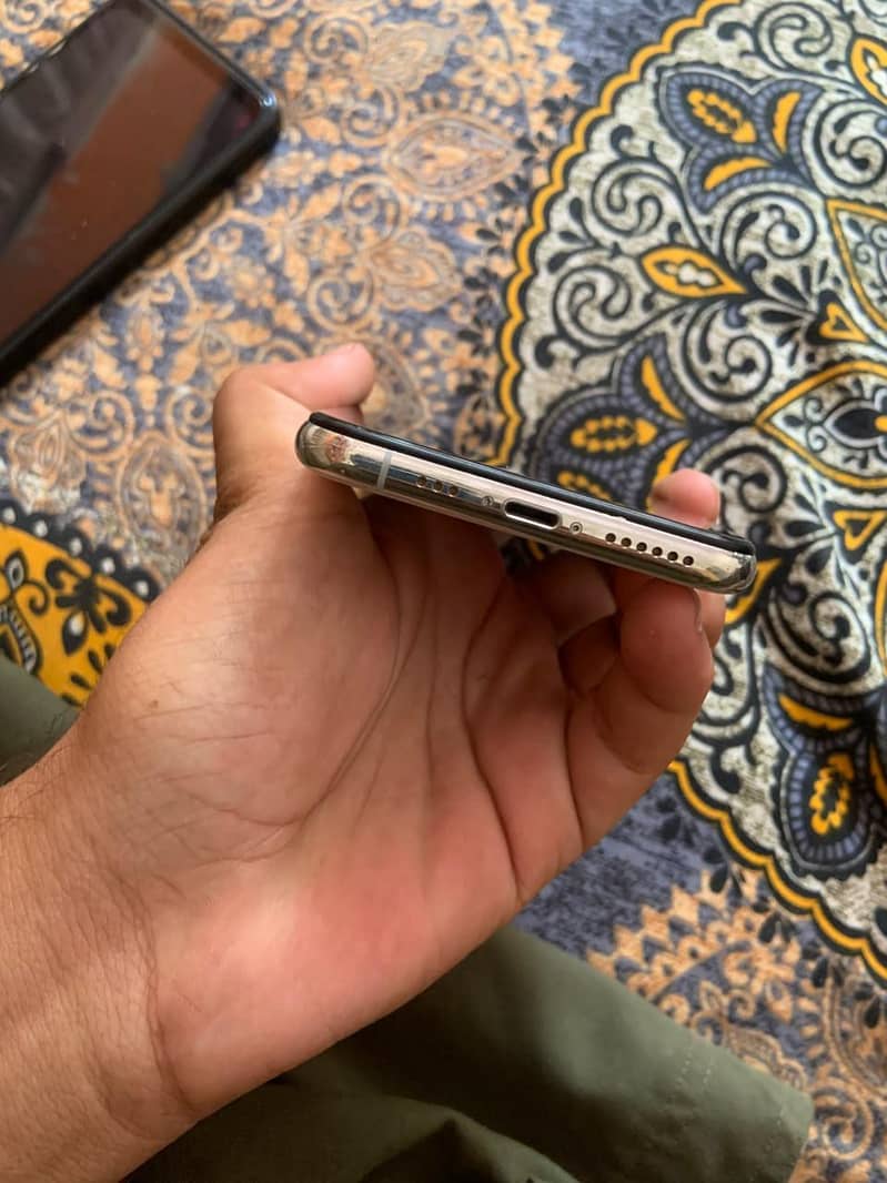 Apple iPhone XS 3