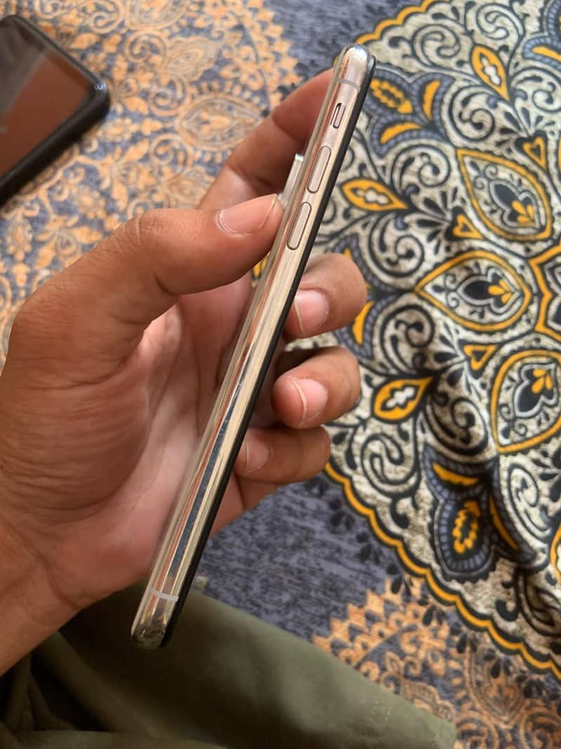 Apple iPhone XS 4