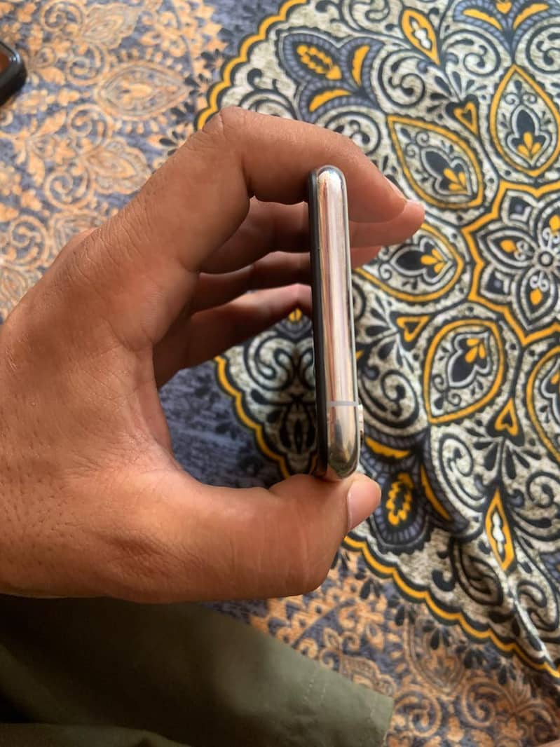 Apple iPhone XS 5