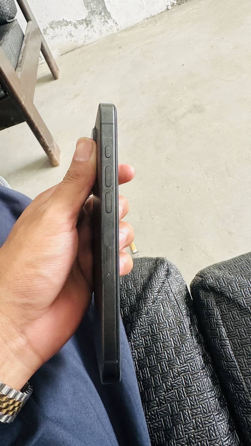 Apple iPhone 15 Pro Max 4