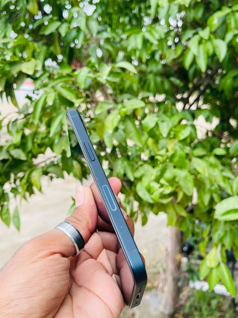 Apple iPhone 13 2