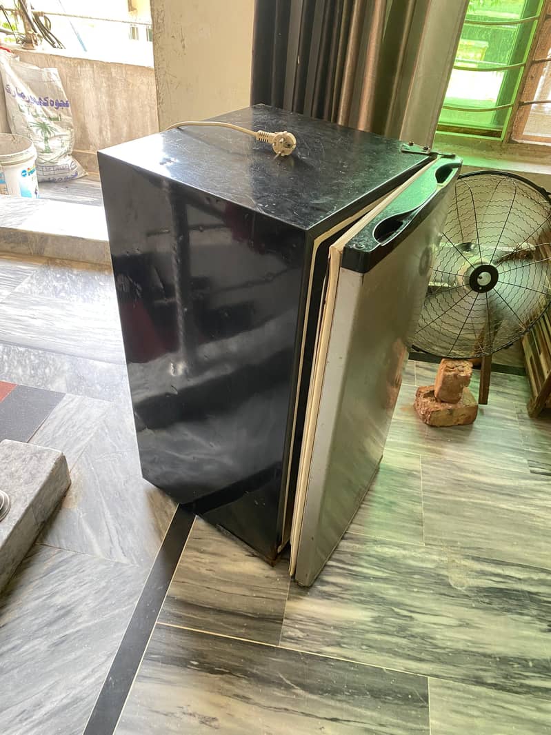 Mini Dawlance fridge 0