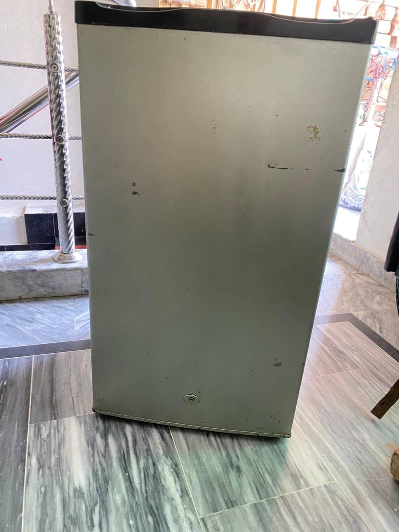Mini Dawlance fridge 1