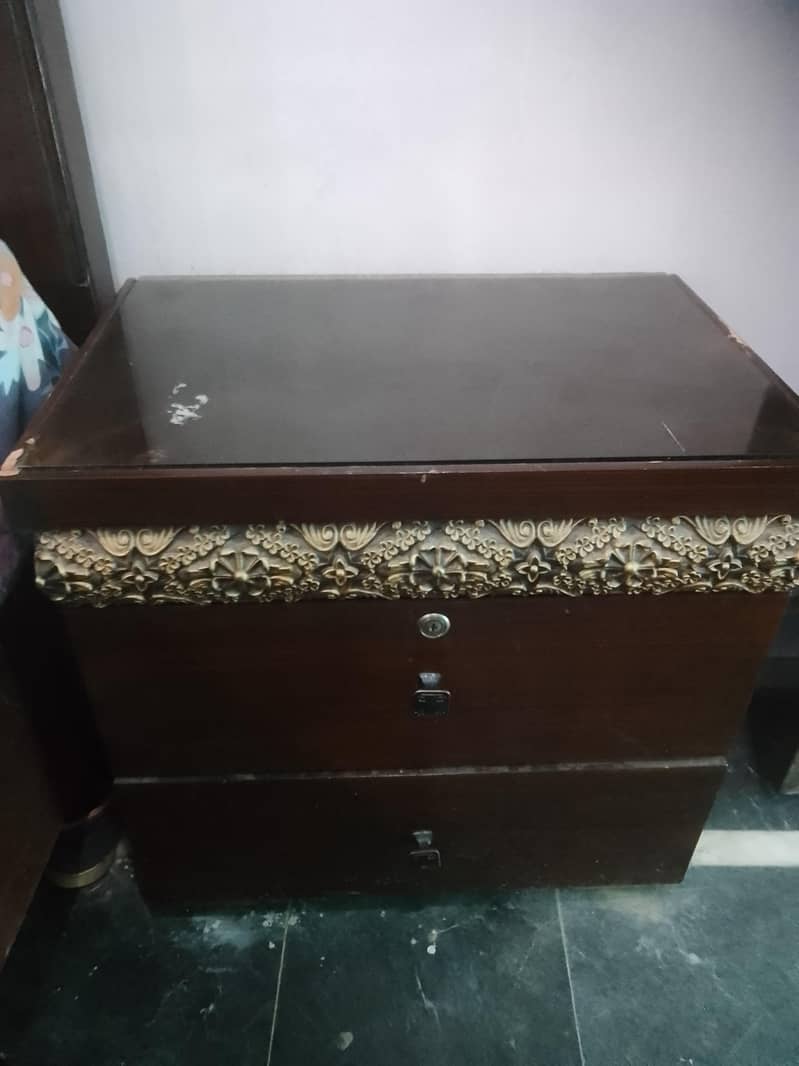 Excellent Master Bed with side tables + Dressing Table 4