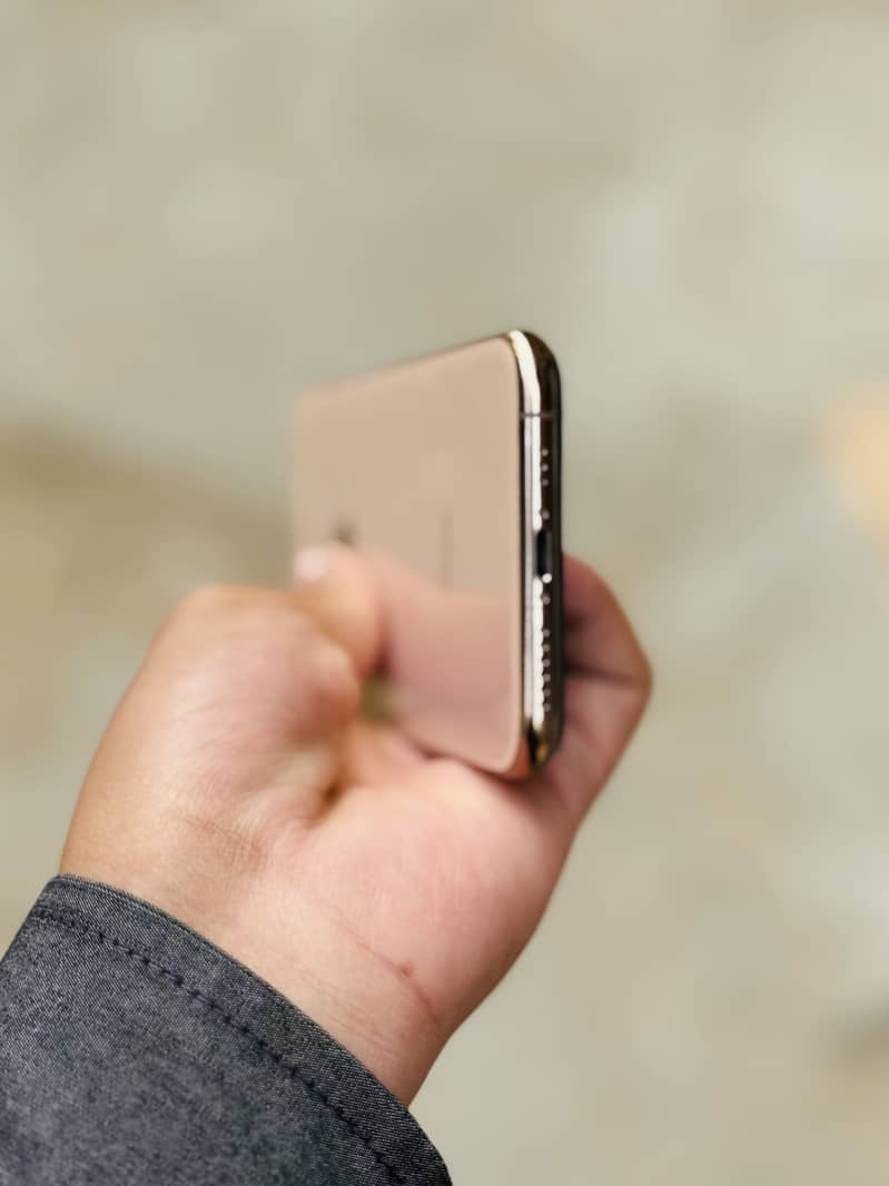 Apple iPhone XS 4