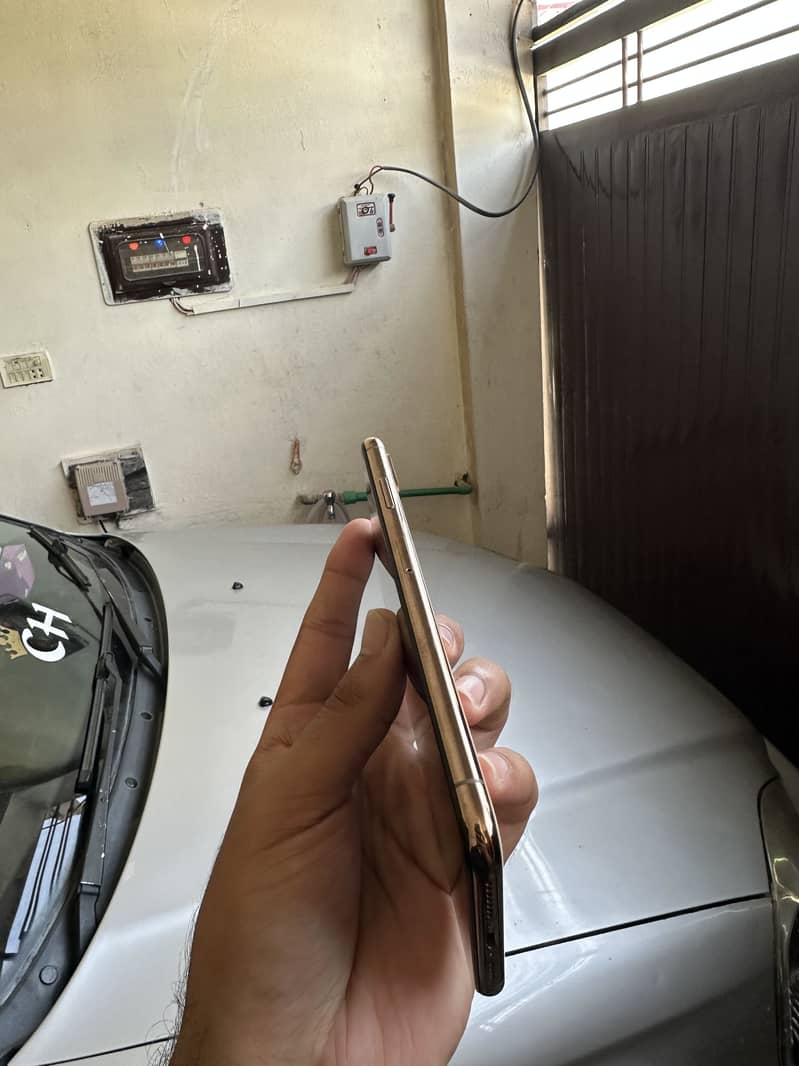 Apple iPhone XS Max 3