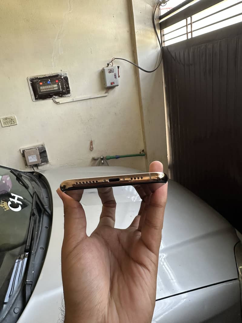 Apple iPhone XS Max 4