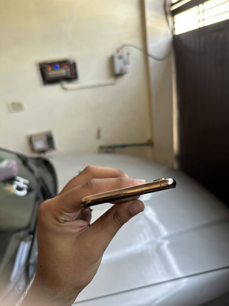 Apple iPhone XS Max 7