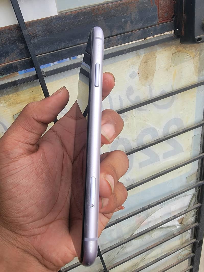 Apple iPhone 11 4