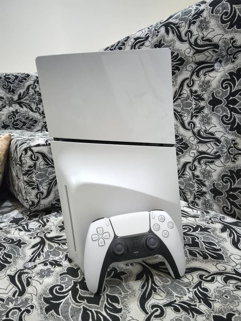 PS5 1TB Disc Edition With Controller 2