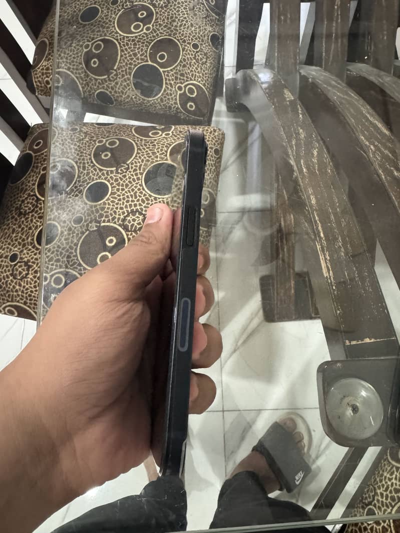 Apple iPhone 13 2