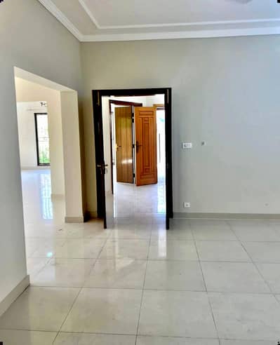 17-Marla 5-Bedroom's Tile Flooring (Brigadier House) For Sale | Askari 10 Lahore Cantt | @nusratestate