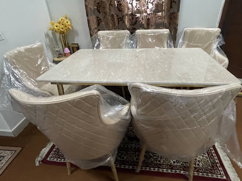 Dining table 0