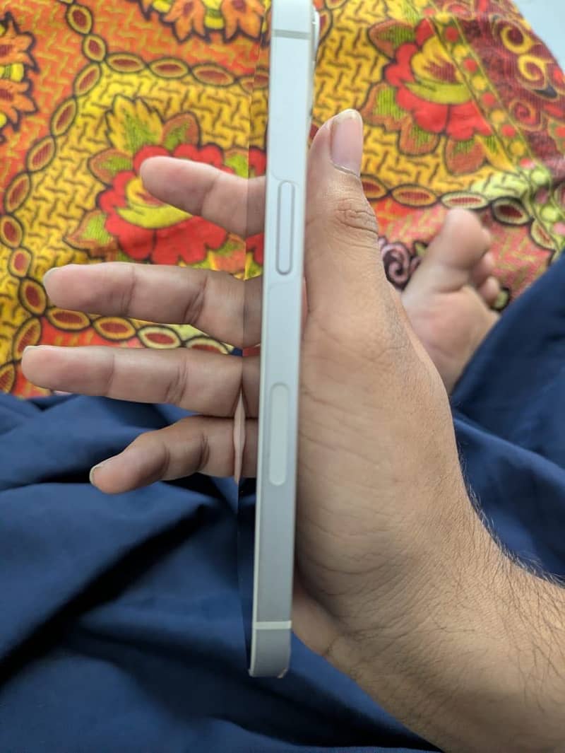 Apple iPhone 13 2