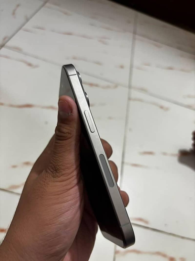 Apple iPhone 15 Pro 3