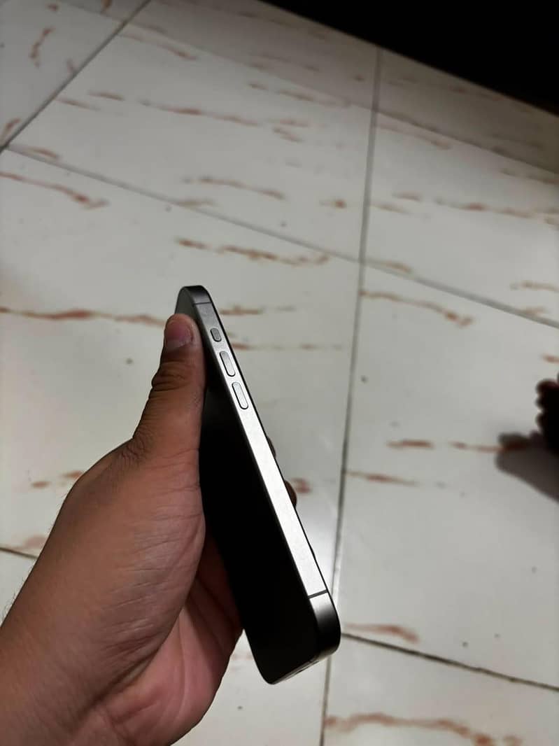 Apple iPhone 15 Pro 4