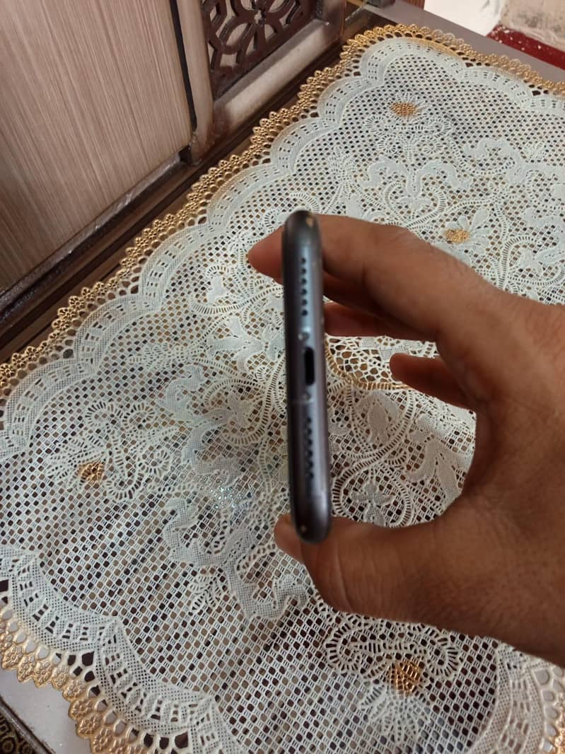 Apple iPhone 11 4