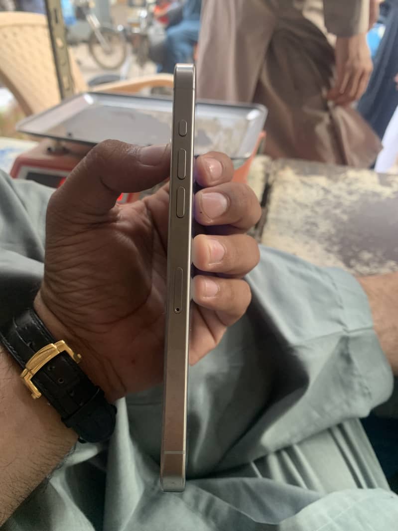 Apple iPhone 15 Pro Max 4