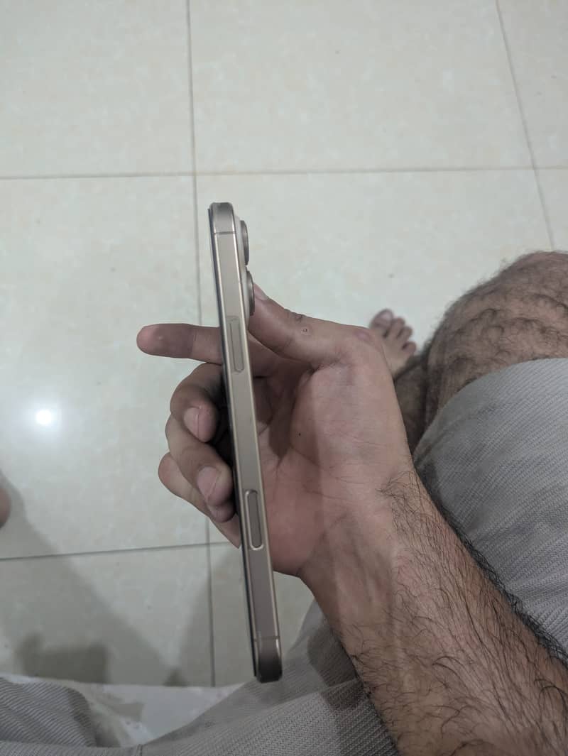 Apple iPhone 16 Pro Max 2