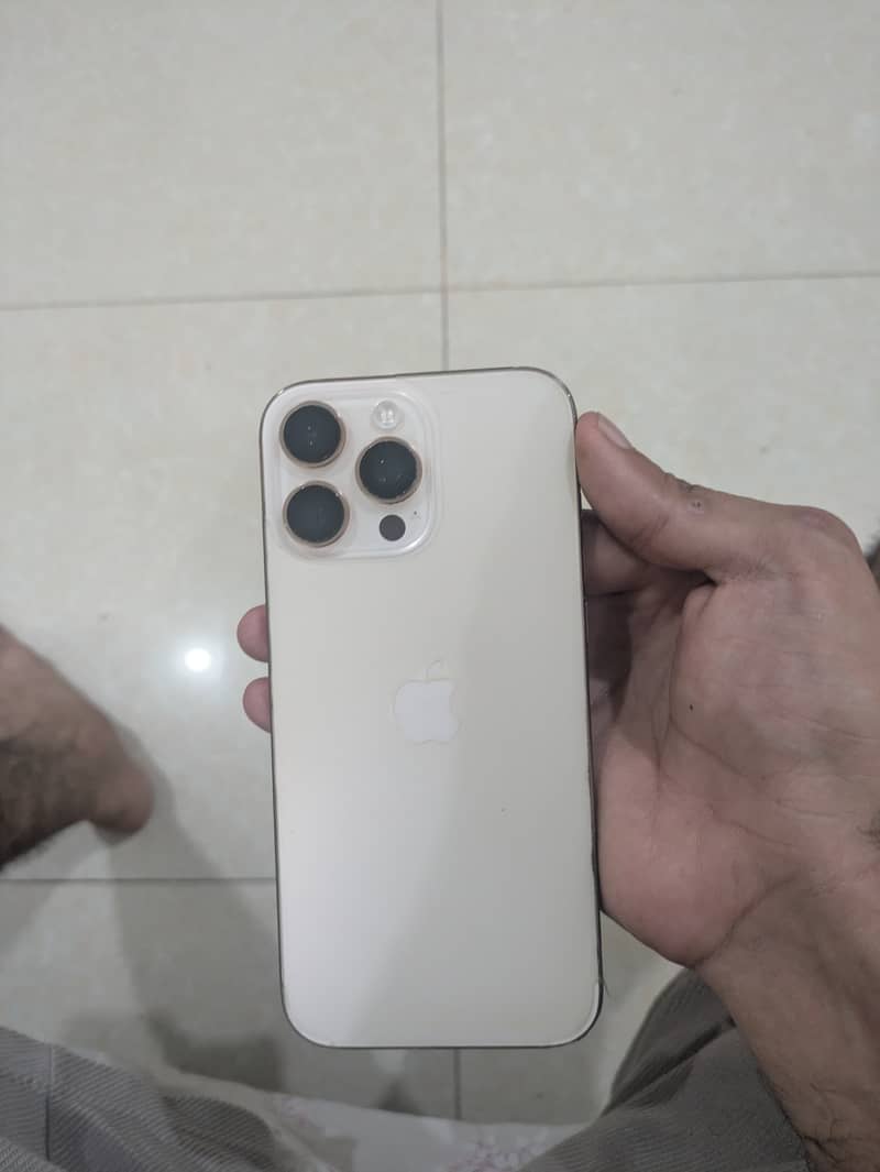 Apple iPhone 16 Pro Max 4