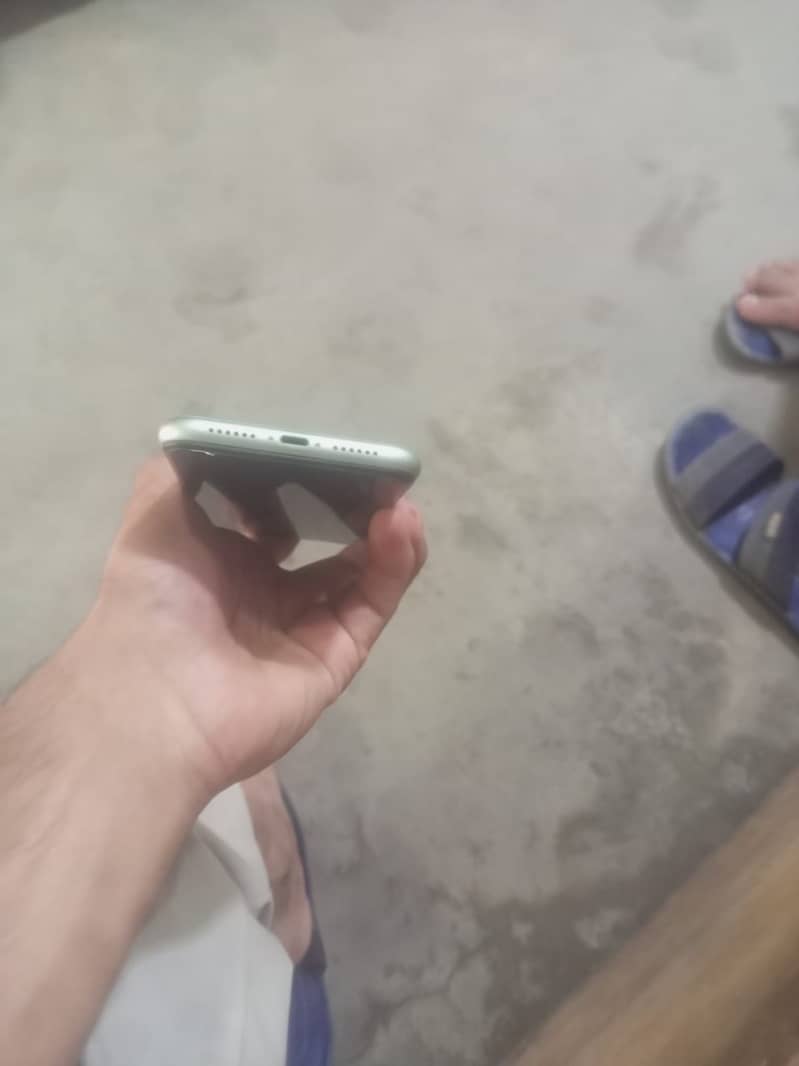 Apple iPhone 11 4