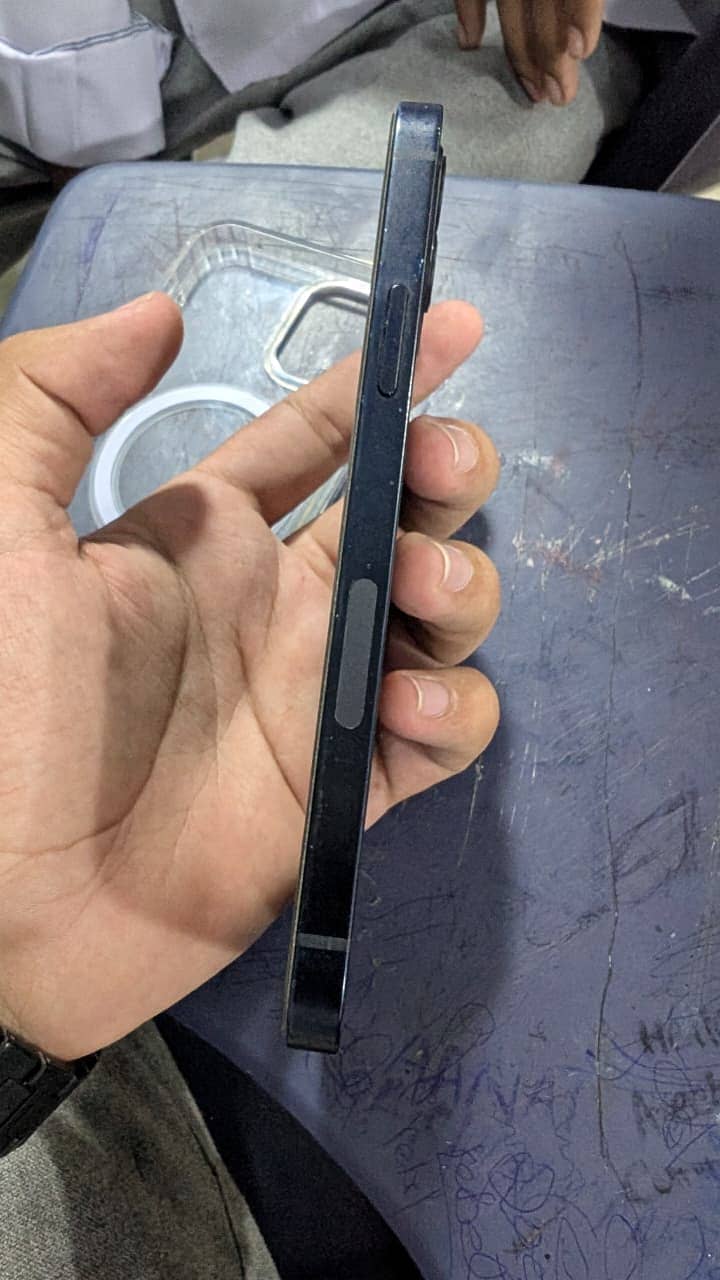 Apple iPhone 12 4