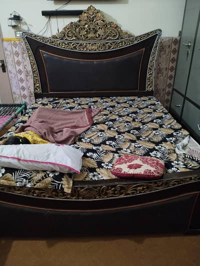 1 safe  1 bed 2 side table  1 dressing table for sale condition 10/9 h
